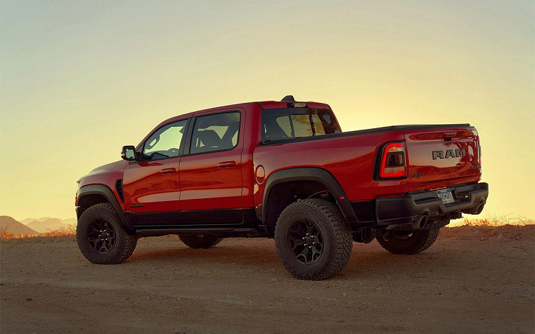 Мощный полноприводный американский внедорожник снова в России. У дилеров появился Ram 1500 TRX с мотором мощностью 712 л.с.